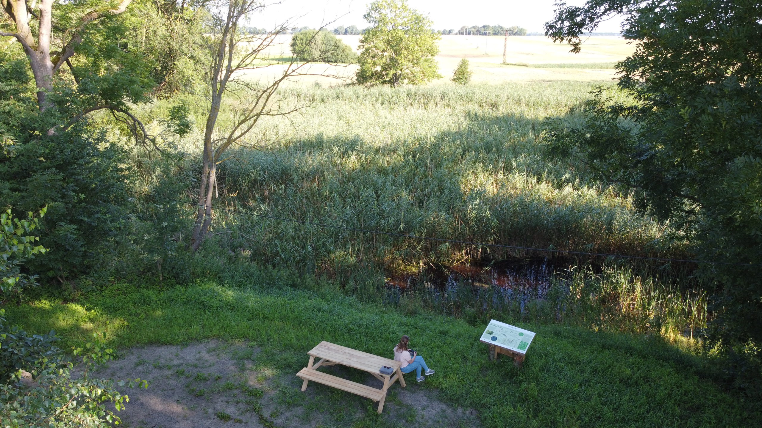 Sitzgruppe und Infotafel am Kleingewässer Jarkvitz