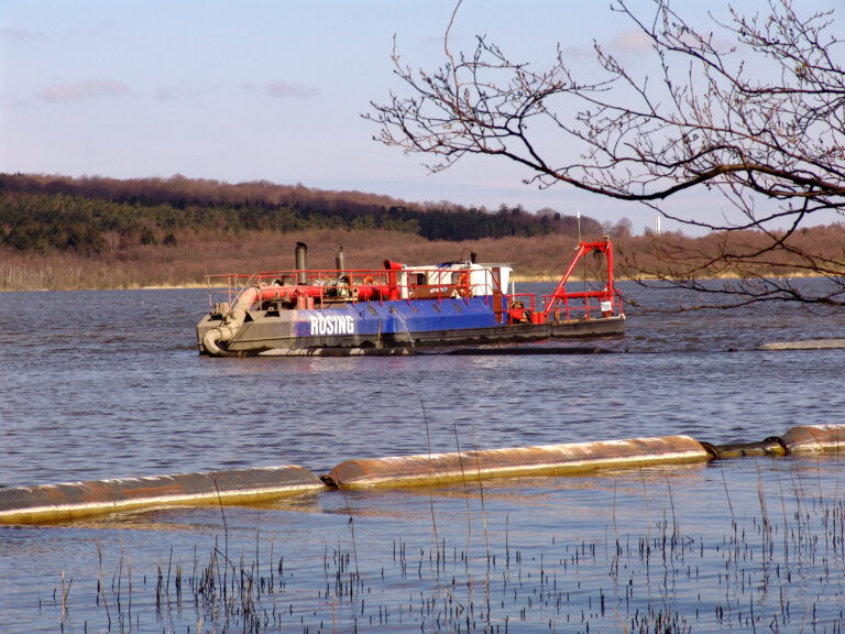 Baggerboot auf dem Schmachter See